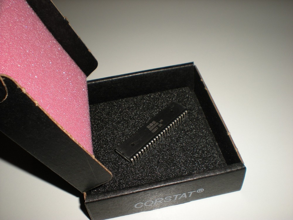 MOS 8564R6 NTSC (not PAL) 40 column Commodore 128 video chip. 8564 R6. Blemish.