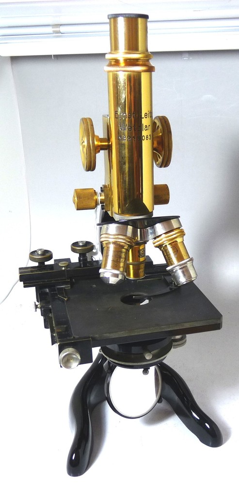 E.. LEITZ MICROSCOPE WITH CASE & LENSES 2-881