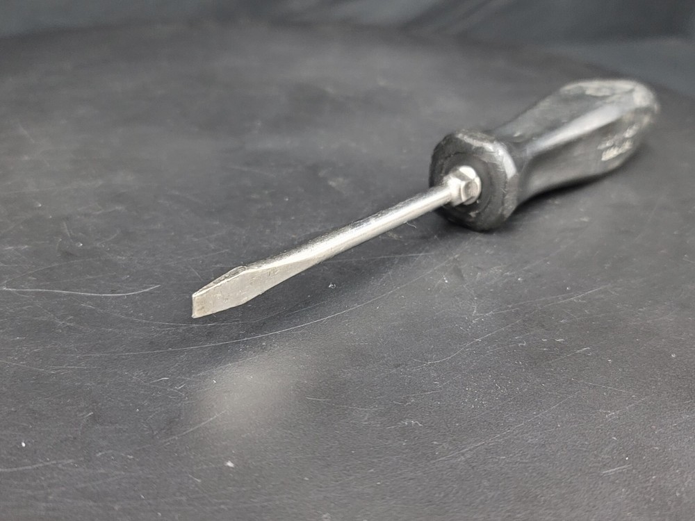 Snap on Tools Black Hard Handle 1/4" Flat Head Screwdriver SDD4