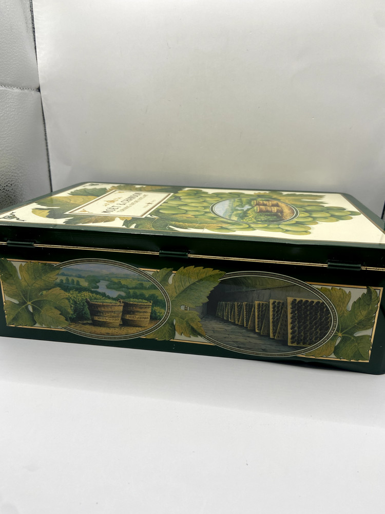 Moët & Chandon champagne flute presentation tin