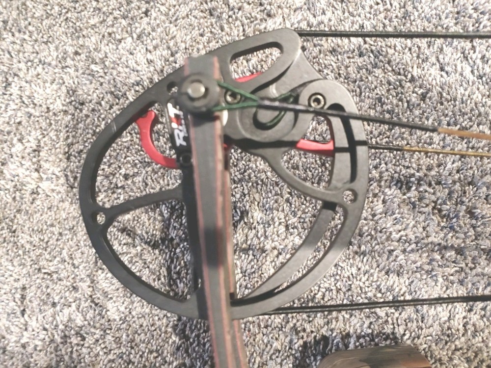 Hoyt Vector 32 RH Compound Bow Package 28in 60lbs.