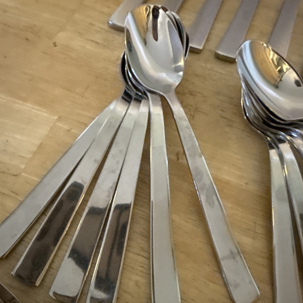 58 PC. GOURMET SETTINGS CAMI PATTERN GLOSSY STAINLESS FLATWARE SET.