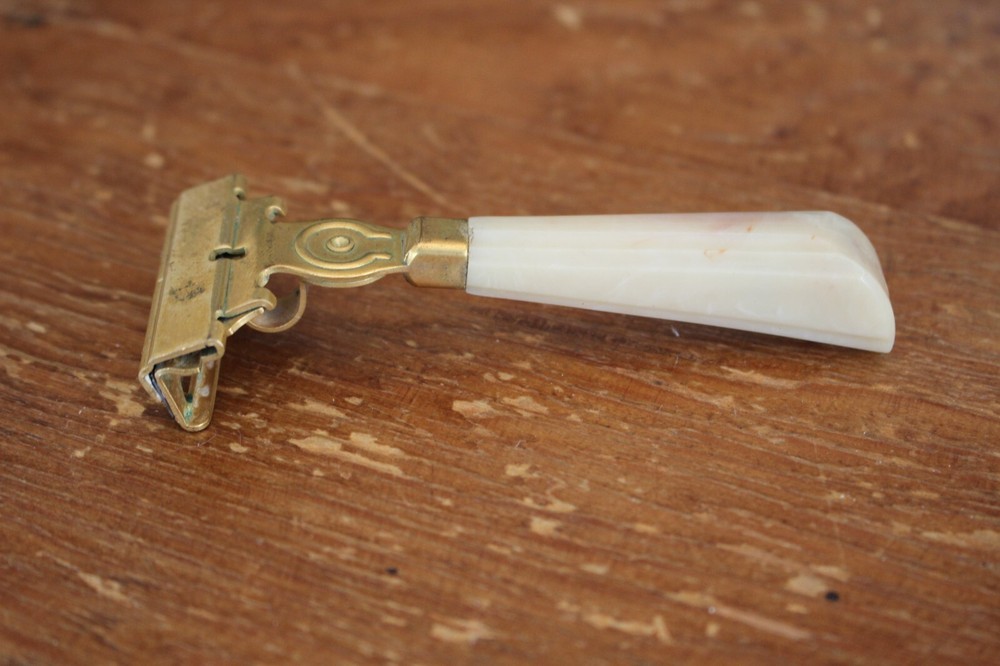 Vintage Eversharp Schick Injector Razor With Bakelite Handle