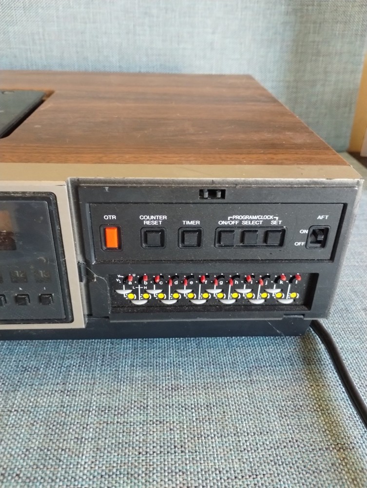 Quasar VH5041XW Video Cassette Rec. Top Load -Powers On - Untested