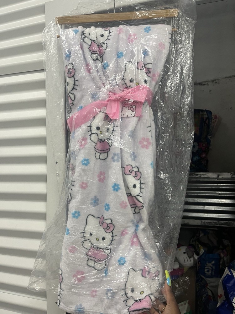Hello Kitty Flower Picking Daisy Throw