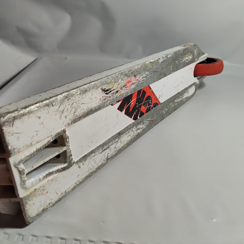 LUCKY CREW Scooter 2018 WHITE & RED - Good Condition!