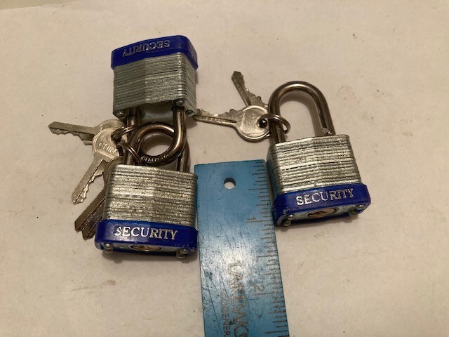 NEW (OPEN BOX)  SET 3 KEYED ALIKE 1" W X 2" L LAMINTD PADLOCK / DIFF KEY PER SET