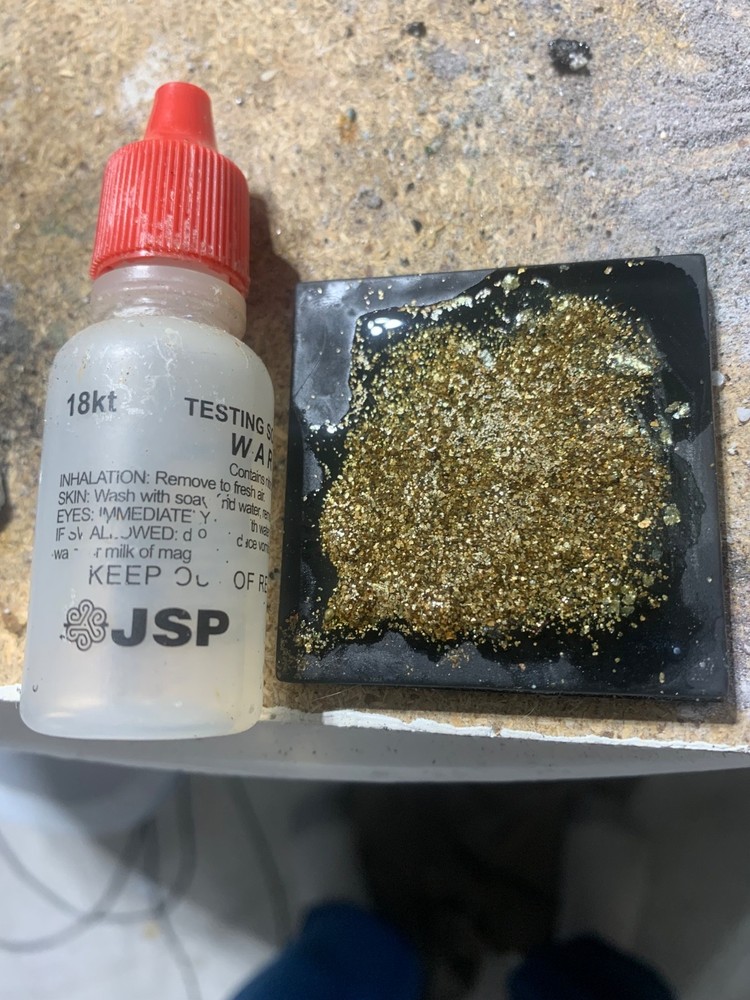 gold flakes 2 grams