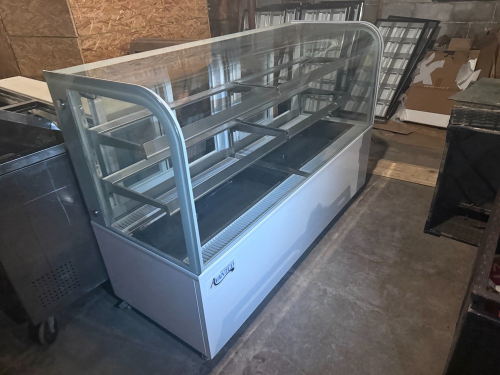 Avantco food display case. Non refrigerated.