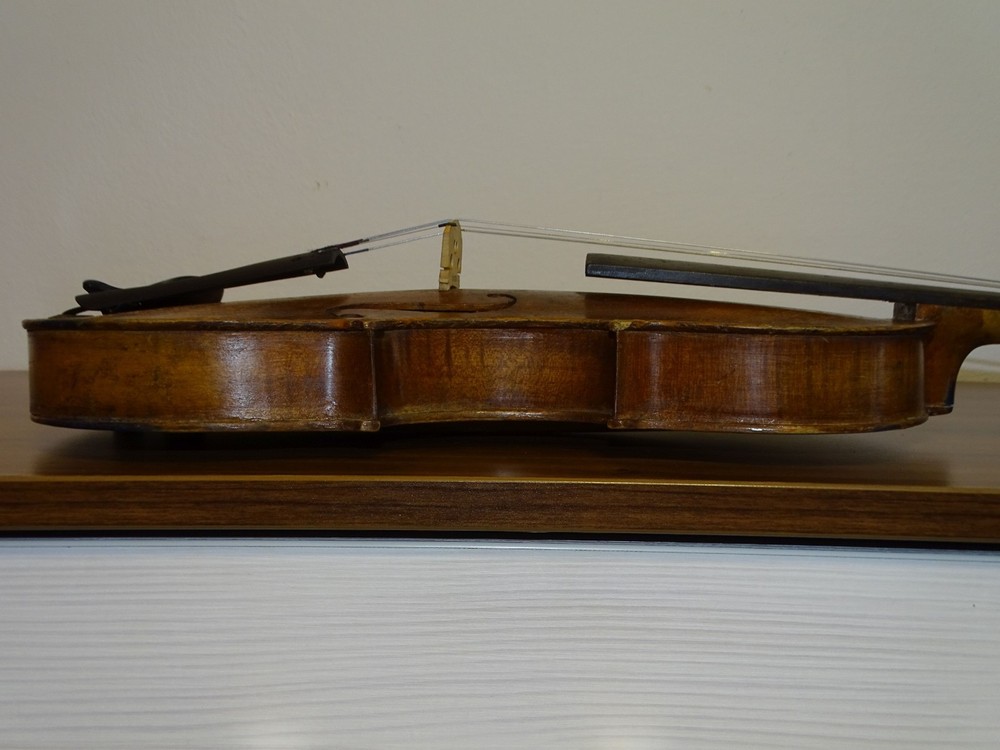 VERY OLD VIOLIN labelled JOHN SHAW (Nr. 221)