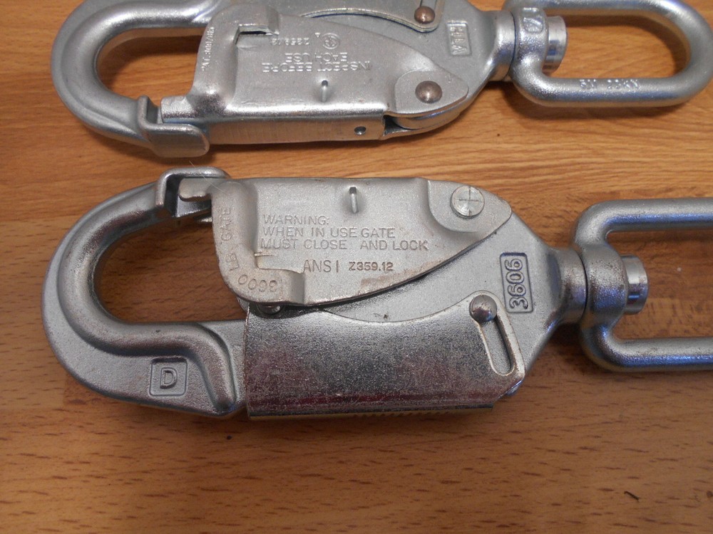 Carabiner hook spring loaded 3600 Lb Gate ( 2 Hooks ) NOS