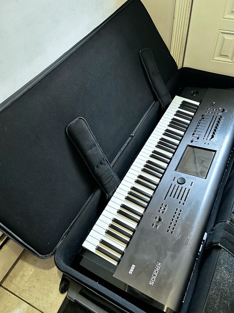 🎹 Korg Kronos Music Workstation Bundle w/ Stand & Case !!!
