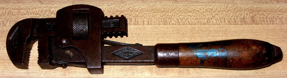 VINTAGE WALWORTH 10" PIPE WRENCH
