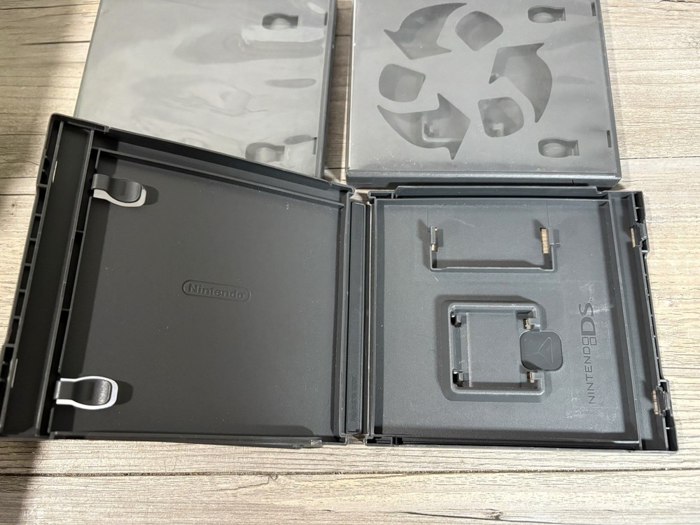 AUTHENTIC Lot of 4 Nintendo Branded Empty Replacement DS Cases
