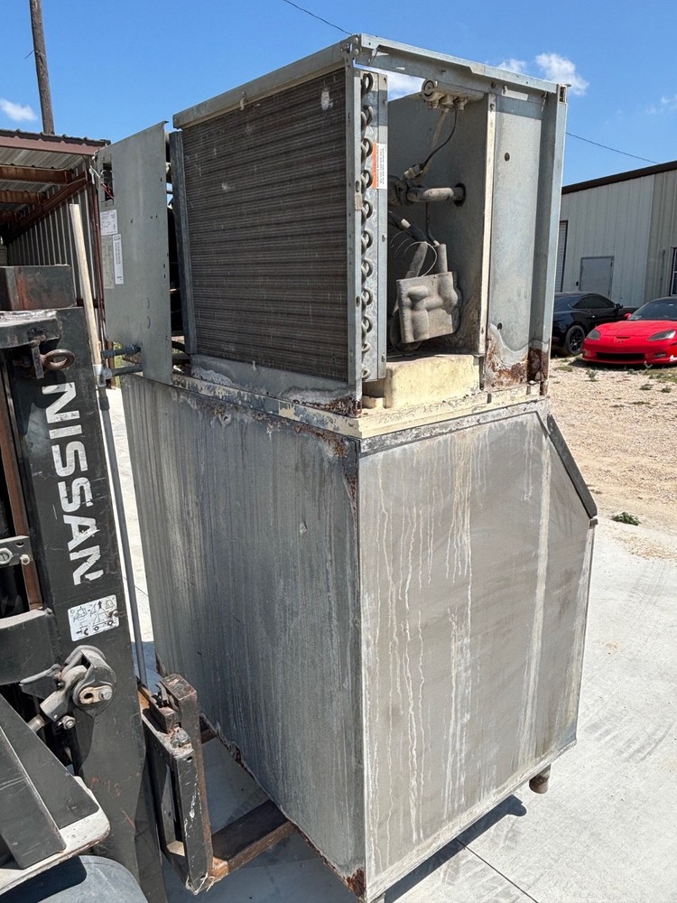 MANITOWAC ICE Machine B970 Bin + SY1404A Ice Maker Head, Half Cubes