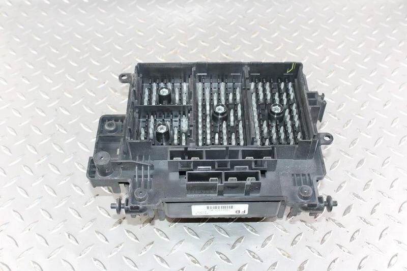 2003-2005 Chevy Silverado 1500 Engine Fuse Box Assembly OEM