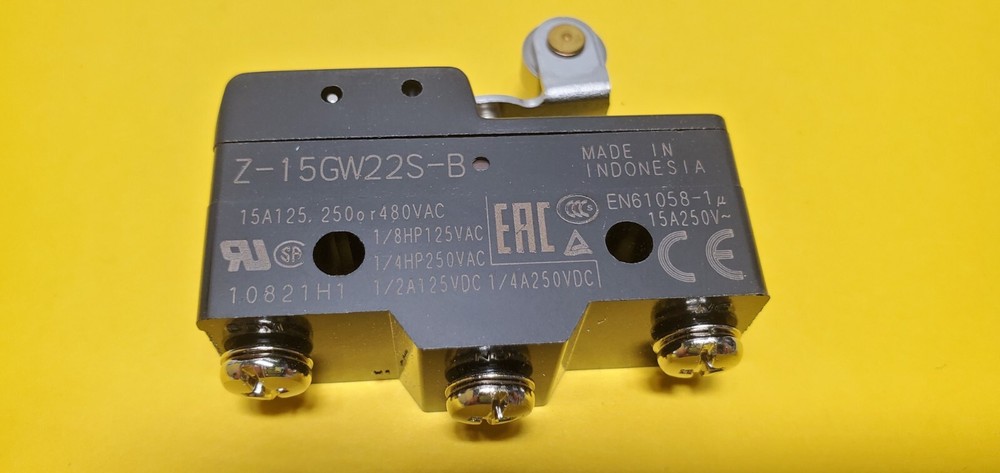 LOT 20 Omron 15A Z-15GW22S-B Basic Switch With Short Hinge Roller Lever
