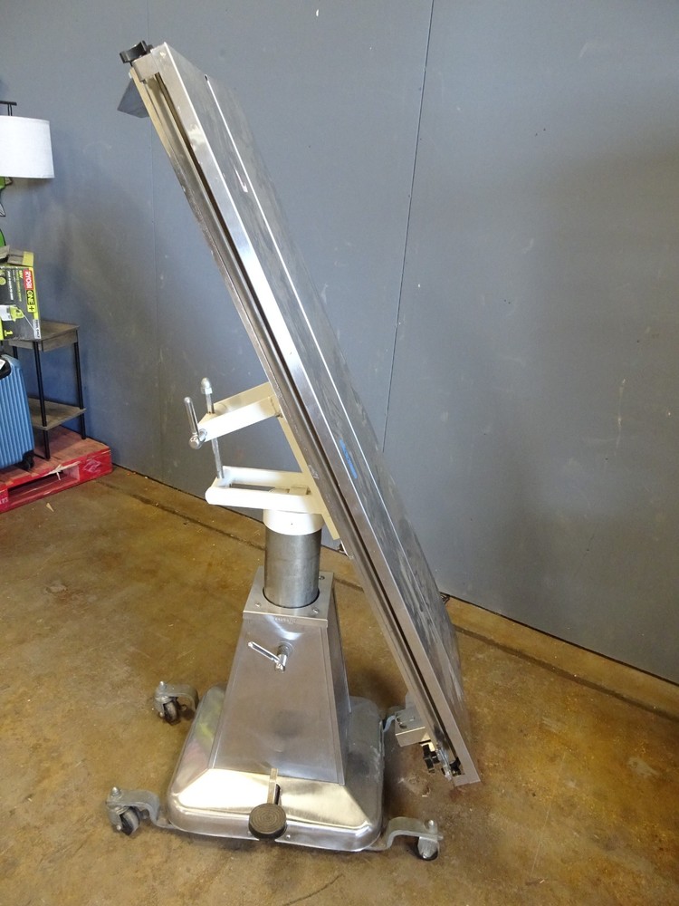 Shore-Line Mobile V-Top Adjustable Hydraulic Veterinary Surgery Table