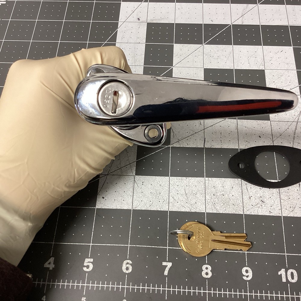 XPRT Chrome Locking Door Handle L61085 (LPW77X)