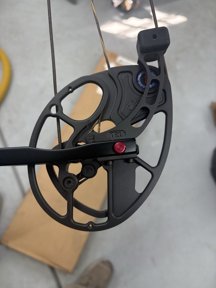Mathews Triumph Target Compound Bow 65lbs 30in Black Right Hand