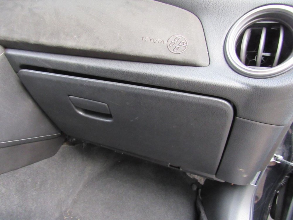 86        2017 Glove Box 1001327