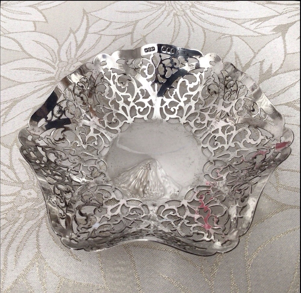 1966 Solid Silver Scalloped Openwork Bowl - Hallmarked A Taite & Sons Ltd. 88g.