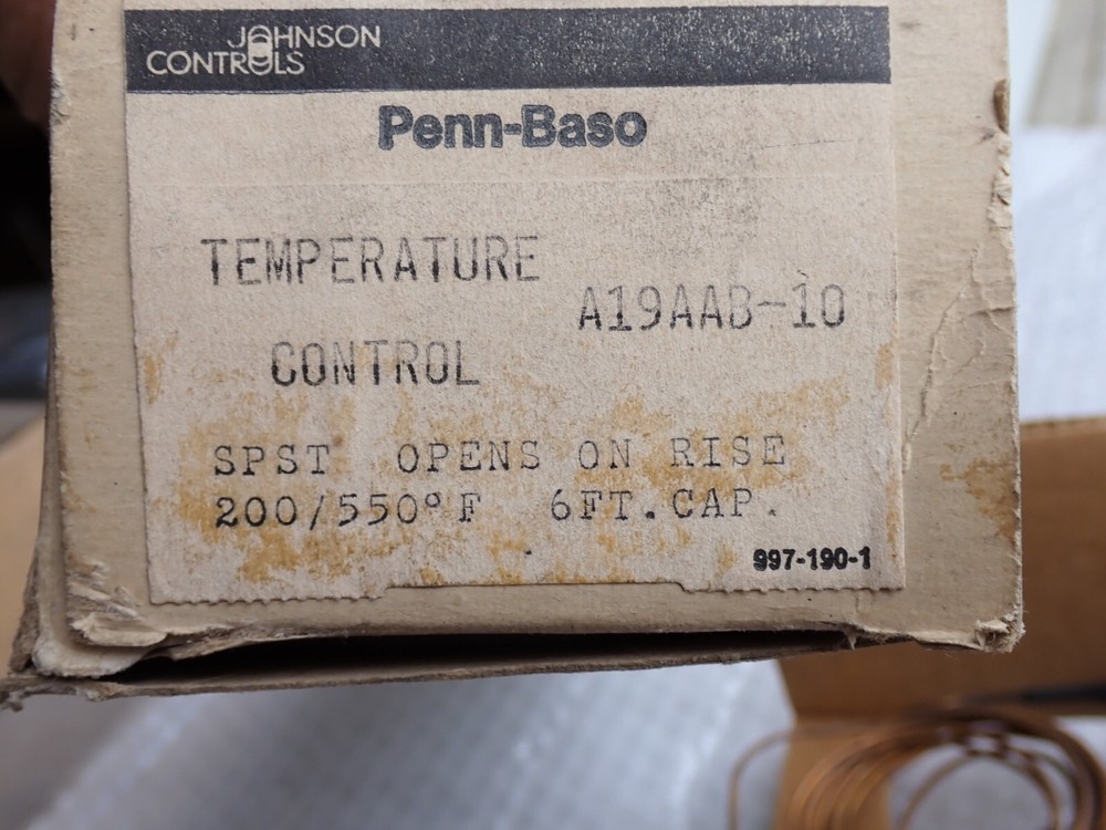Johnson Controls A19AAB-10 Line Volt Mechanical STAT NEW
