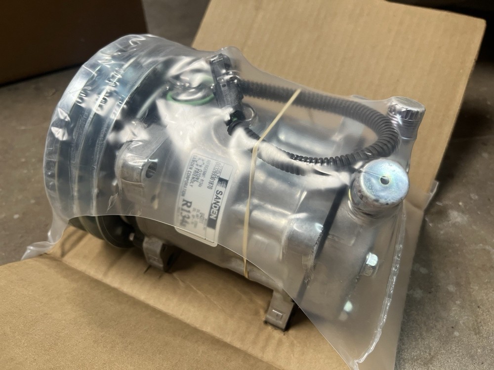 HMMWV Red Dot AC compressor 24V