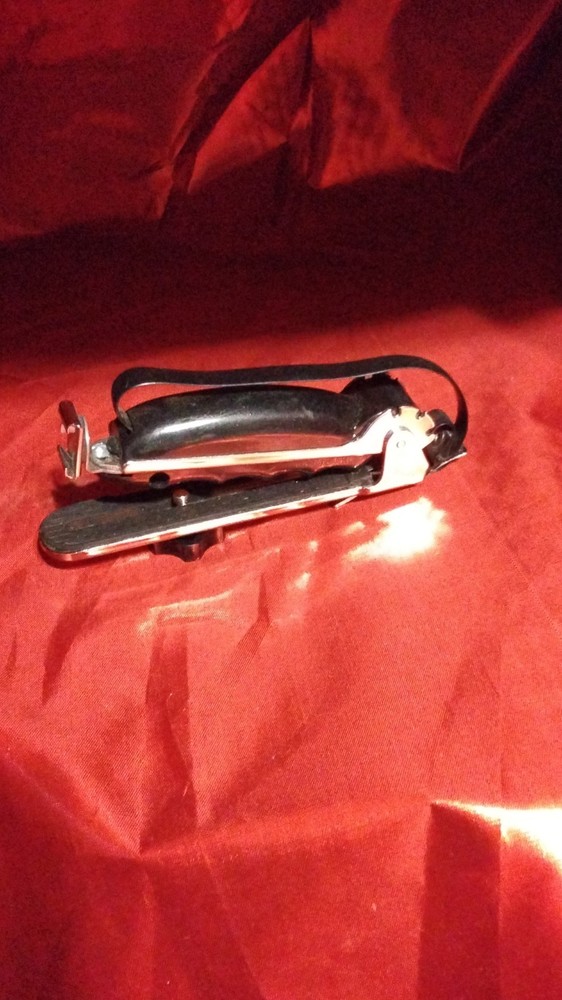 Universal Camera Flash Bracket Adjustable Arm Angle Padded Grip