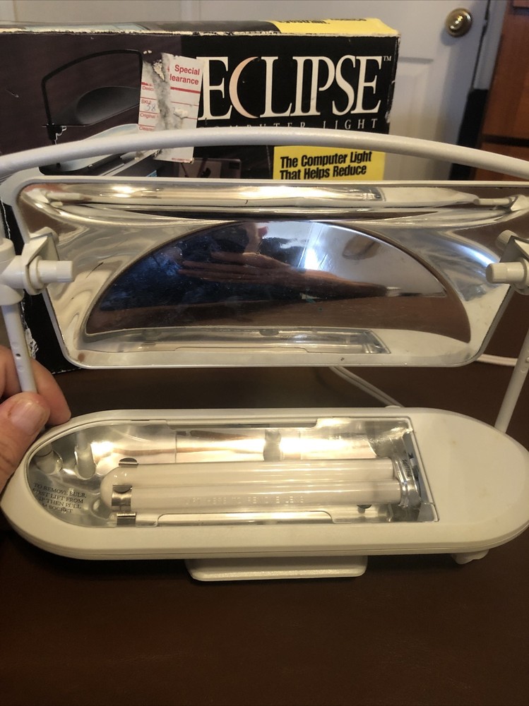 ECLIPSE COMPUTER LIGHT •Reduces Glare & Eyestrain •Ergonomic •Easy to Mount