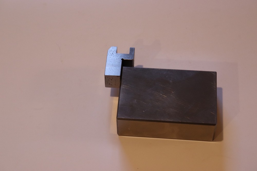 Magnetic Chair Type Edge Finder.
