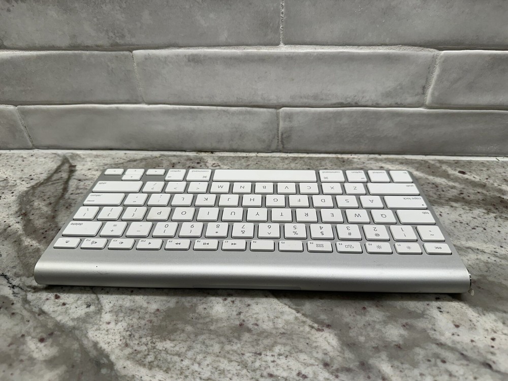 Genuine Apple Wireless Bluetooth Keyboard Model A1314
