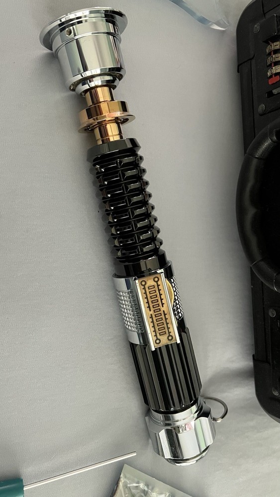 Thin Neck Saber – Model Luke V1 (Baselit, with sound).