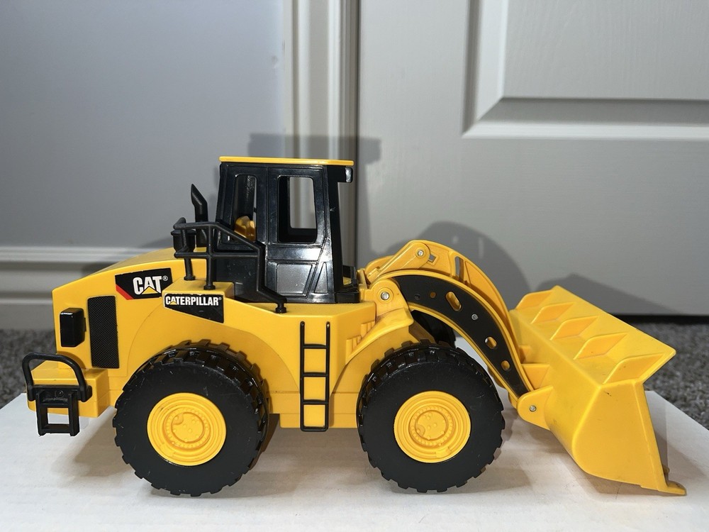 Toy State Industrial CAT Caterpillar Construction Front Loader Toy