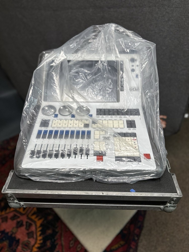 Avolites Quartz Lighting Console Controller , Titan Moble Wing, Road Case, Bag