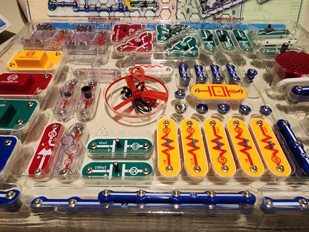 Electronic Snap Circuits 750, 300, 100 Experiment Kits - Incomplete