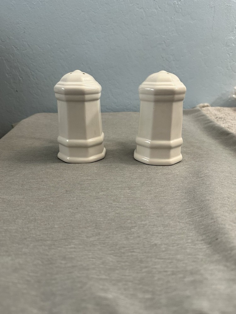 White Ceramic Round Glossy Salt & Pepper Shakers Pair Solid Pattern