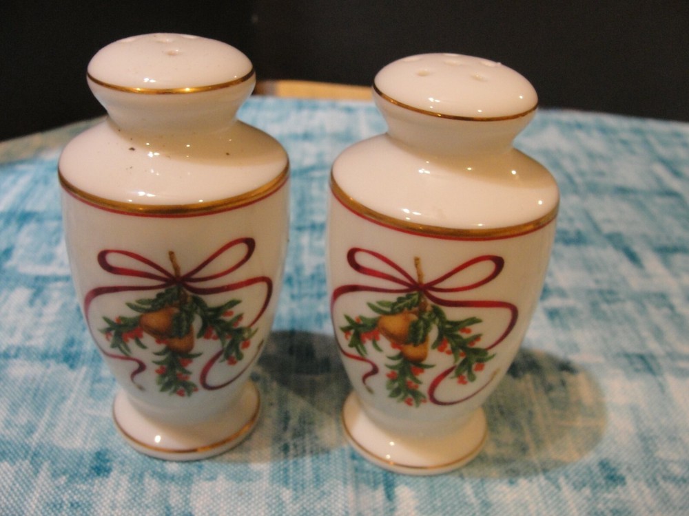 ROYAL GALLERY QUEENSBERRY SALT AND PEPPER SET