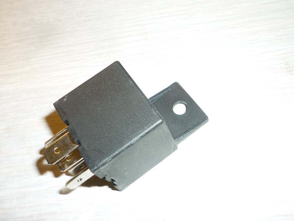 25 - MAGICAR -FIRSTECH COMPUSTAR STHR-110P -12F / 12V - 40A SPDT RELAY MODULE