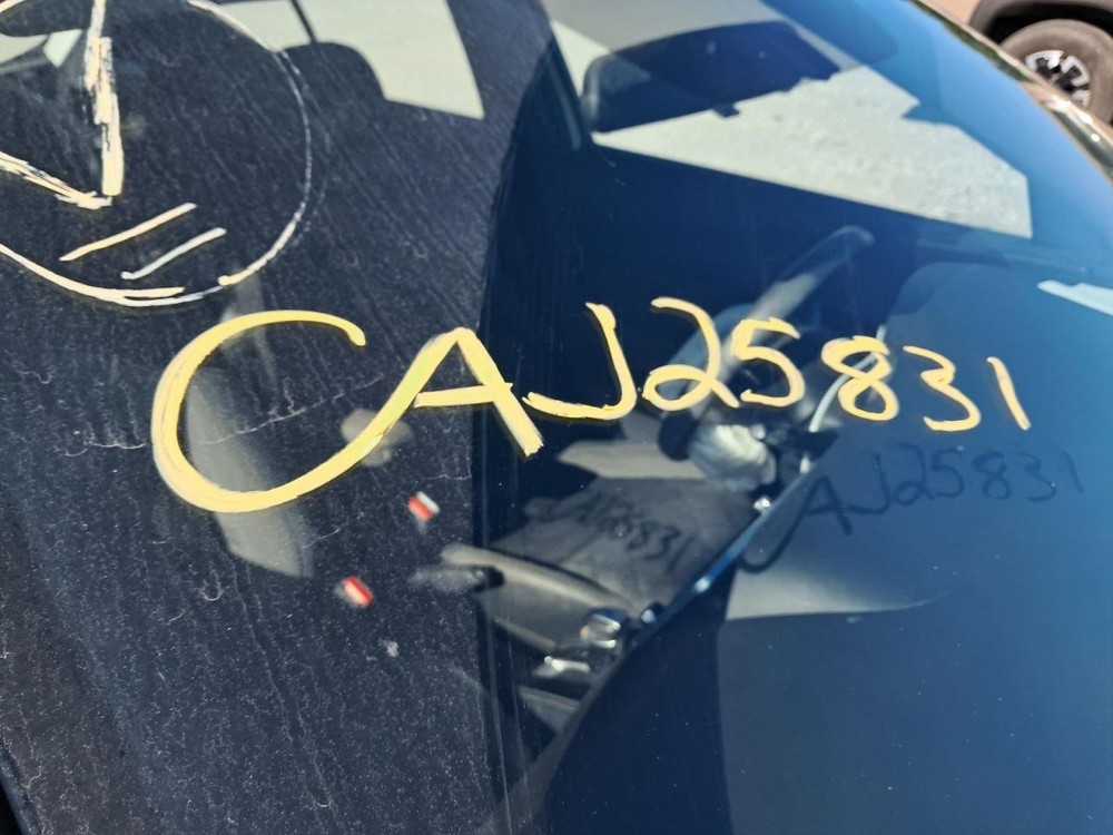 KICKS 2019 Glove Box 4824483