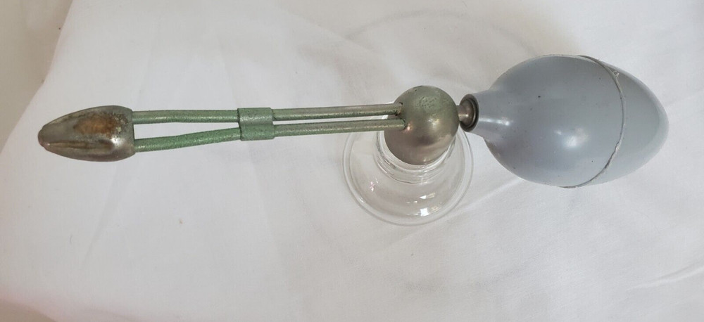 DeVilbiss Adjustable atomizer No 127 in original-clear glass-box is not mint