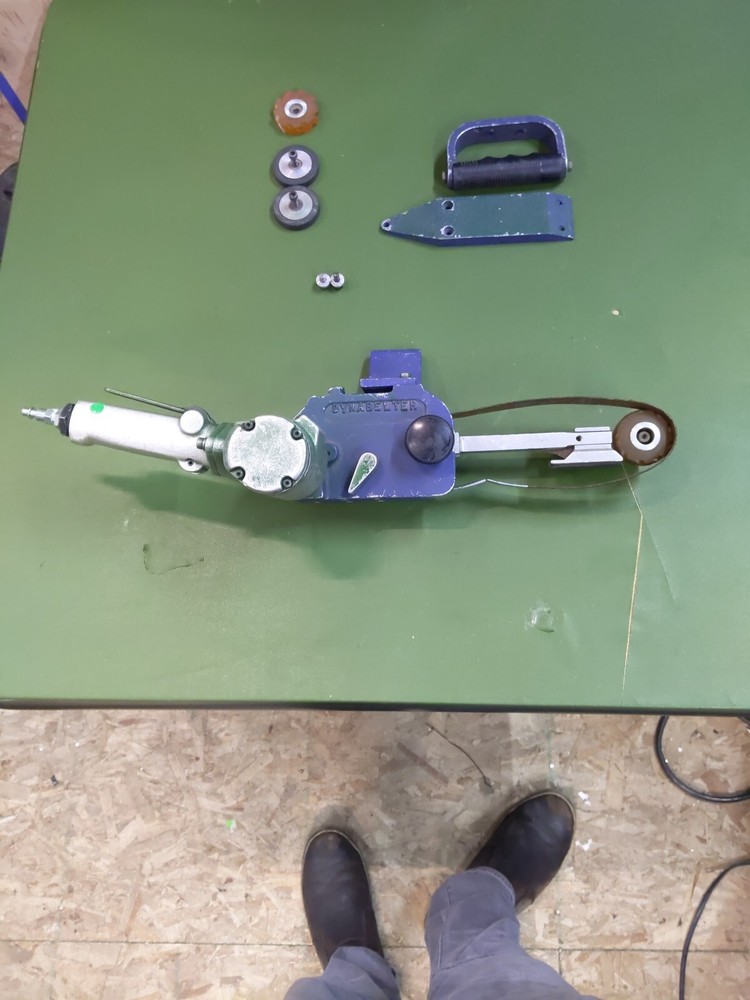 Dynabrade 11486 Dynabelter Belt Sander & Accessories *TESTED/WORKING*