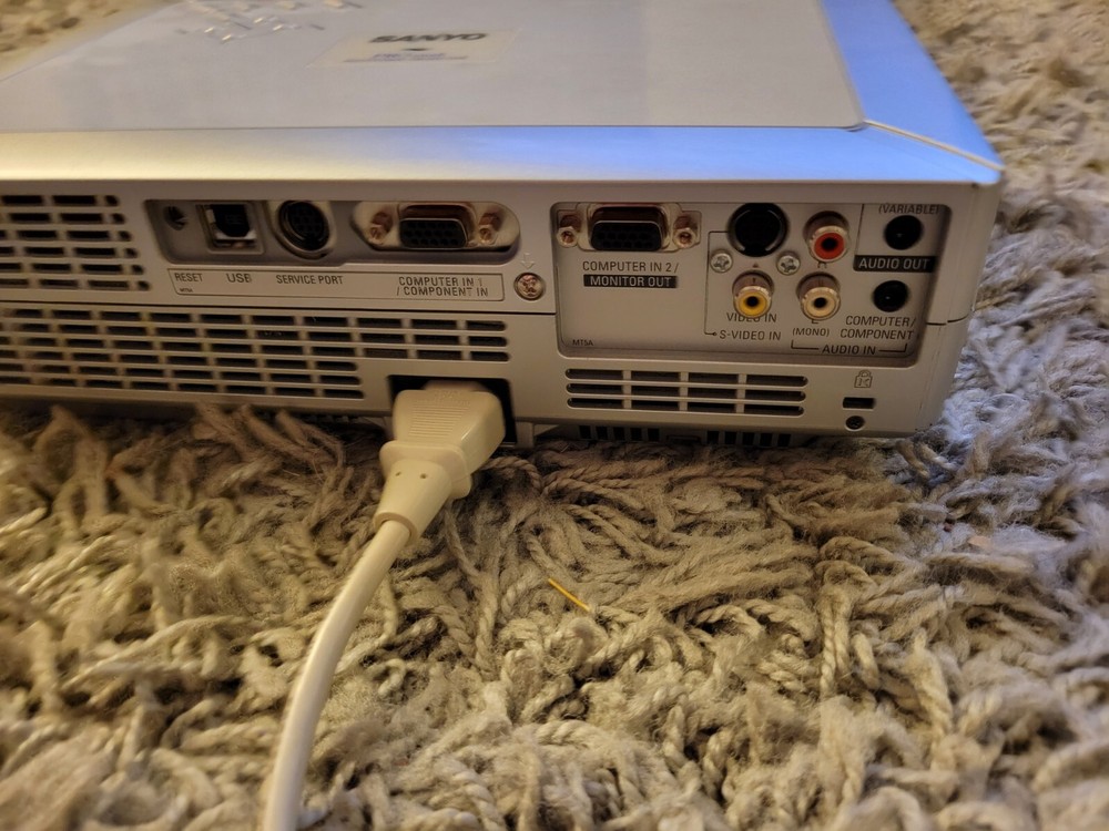 Sanyo PLC-XU73 Pro xtraX Multiverse Projector