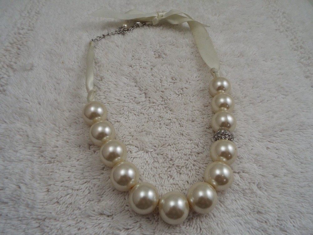 White Bead Ribbon Necklace (J36)