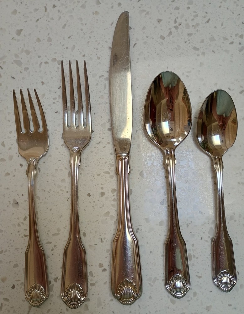 Oneida Classic Shell Stainless Flatware 5 pc place setting Cube, R, 18/10