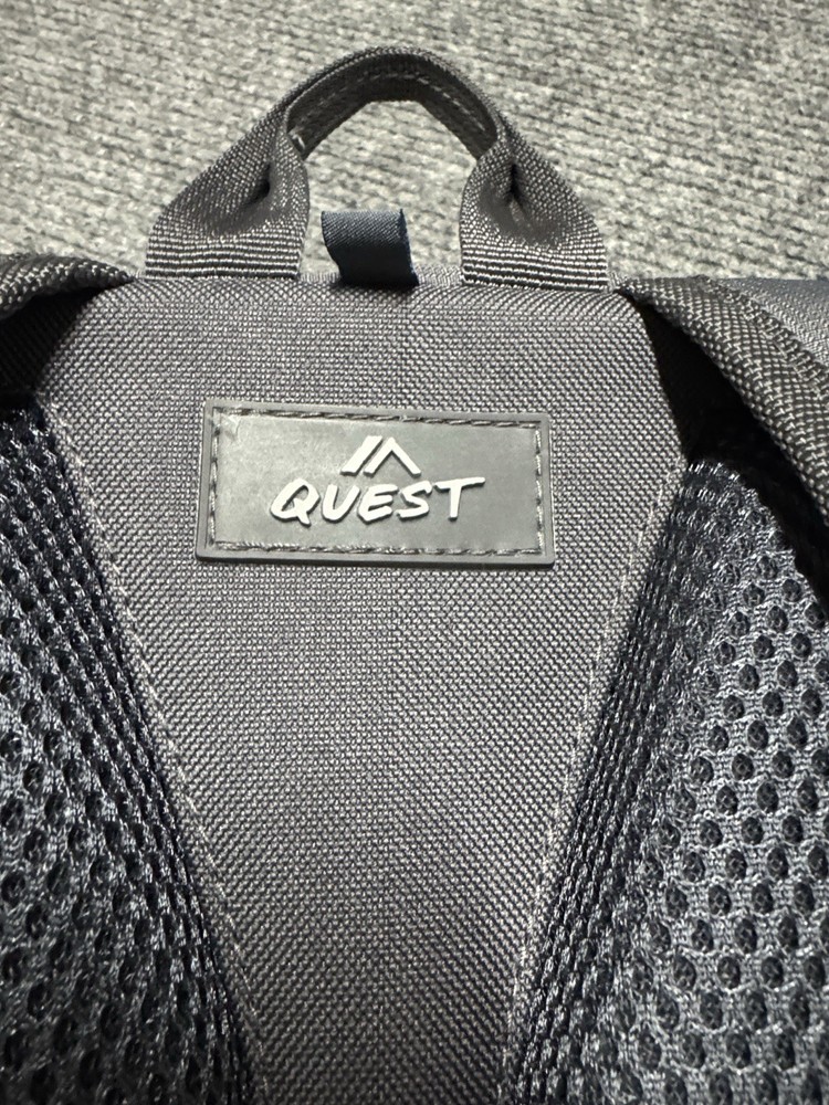Quest 2L Hydration Backpack Gray/Black Zip Adjustable Straps 2 Pockets