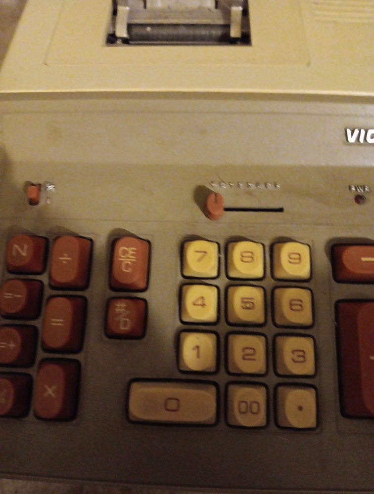 Vintage Victor 610 Desktop Adding Machine Printing Calculator. WORKS