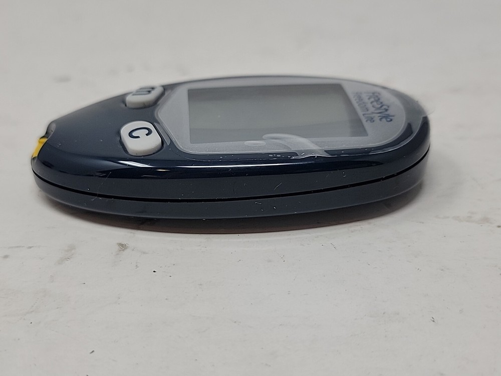 NEW FREESTYLE FREEDOM LITE BLOOD GLUCOSE METER Read Description