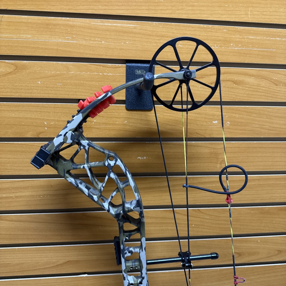 Item 3944 - Bear Archery Compound Bow - Adapt 2 THP - RH - #70 - Bottomland