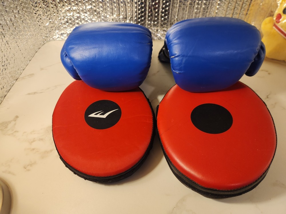 preowned!!! Everlast Blue Boxing Gloves & Red/Black Focus Mitts Training Set